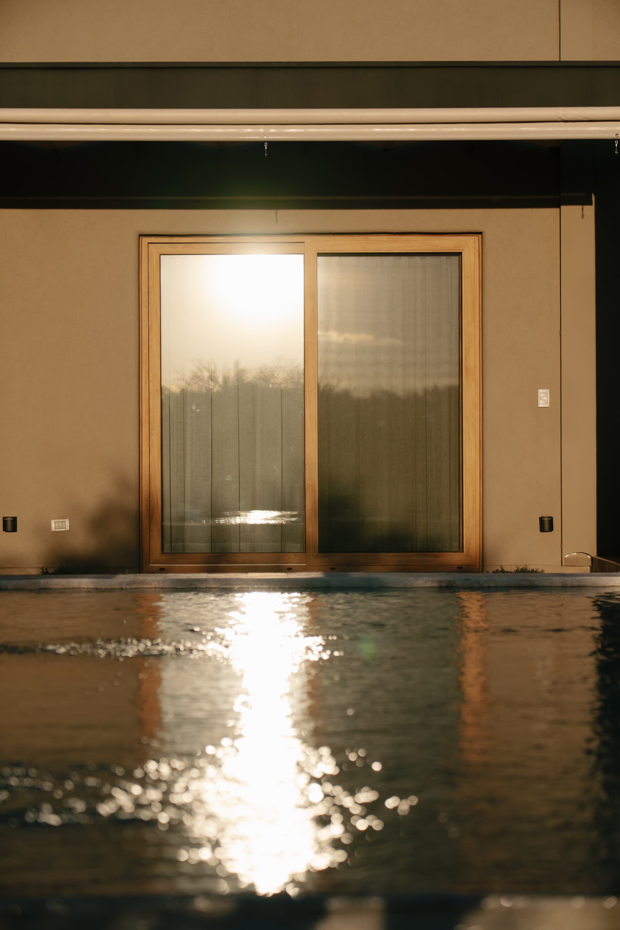 Ventana corrediza con el sol pegando de lleno al atardecer